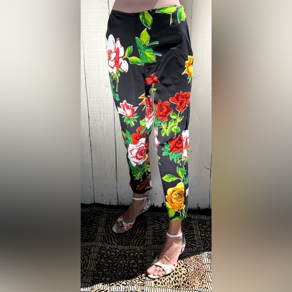 TAPP New York Red Floral Capri Pants (8) - Picture 10 of 17